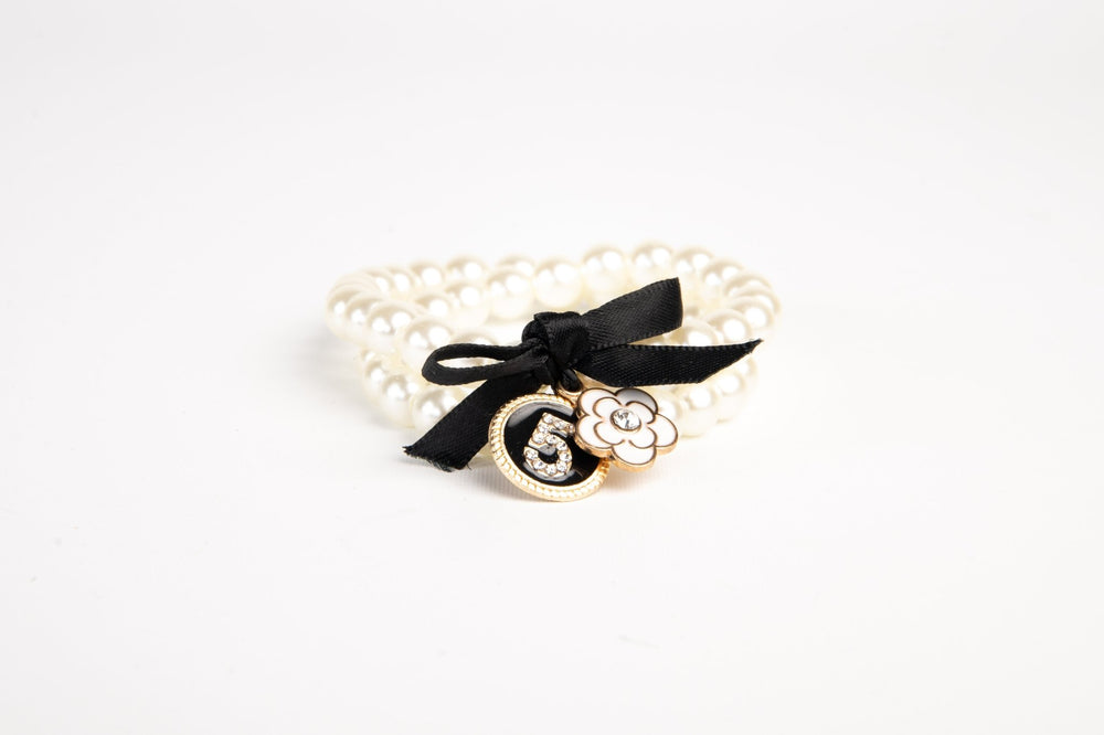 White pearl bracelet - black No 5 and white flower - Peggell